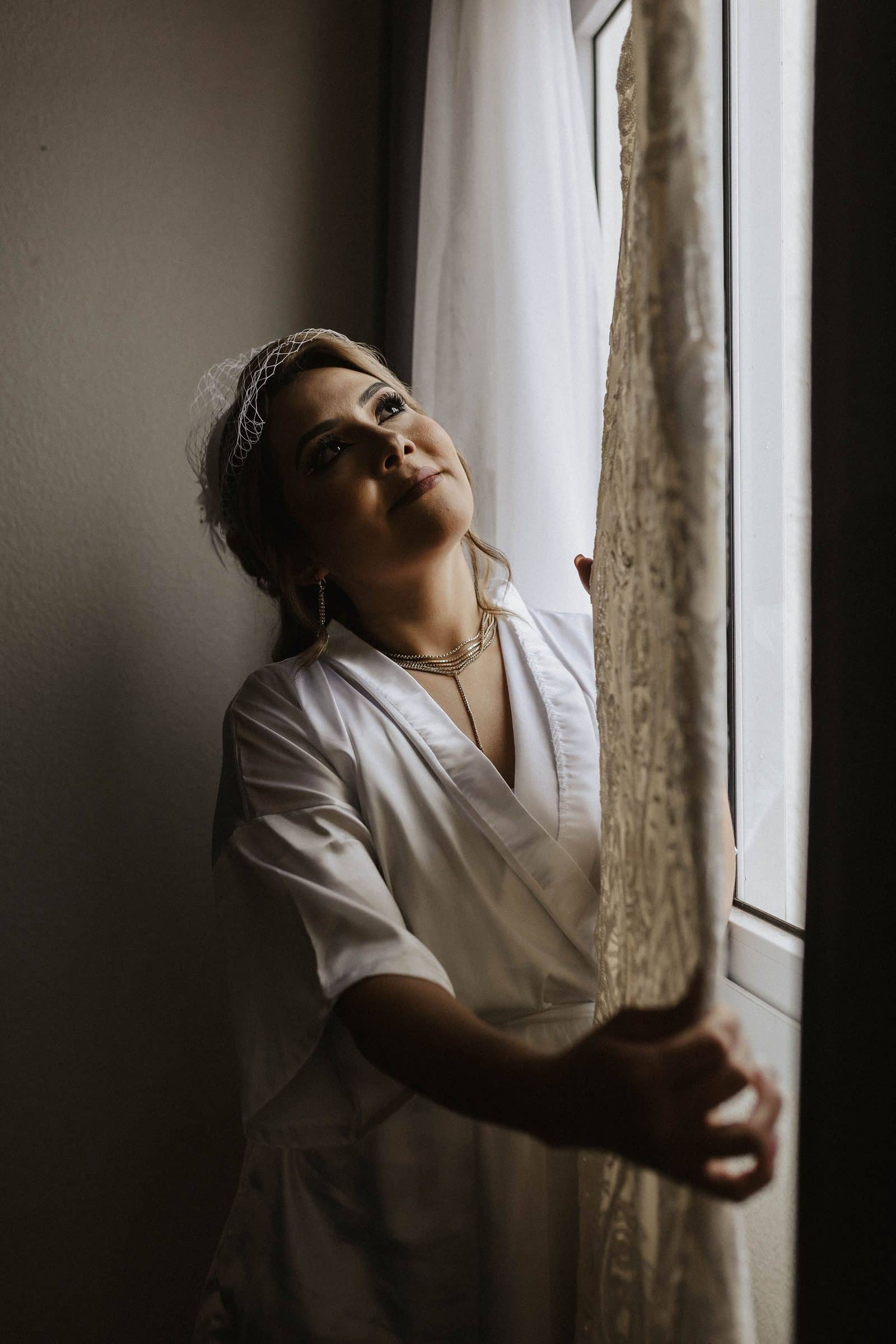 Novia junto a la ventana
